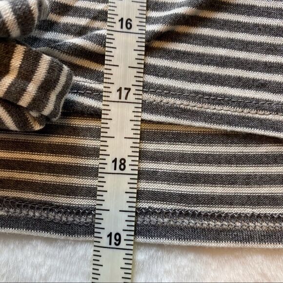 Sadie & Sage Cropped Gray and White Striped Top Size Large - Picture 10 of 11